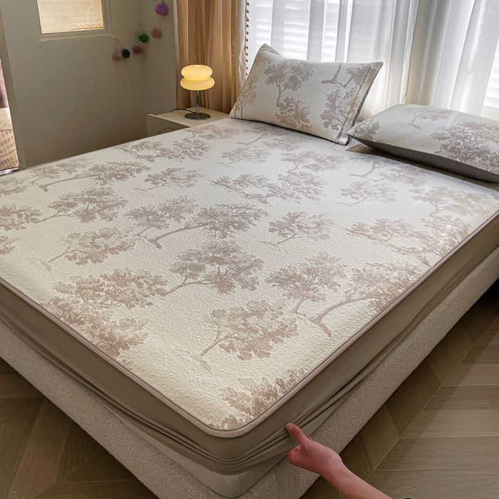 91家纺网 家纺一手货源 找家纺 全季家居 2025新款A类乙纶PE花卉轻奢提花系列凉豆豆席 床笠款-迷雾森林-浅咖