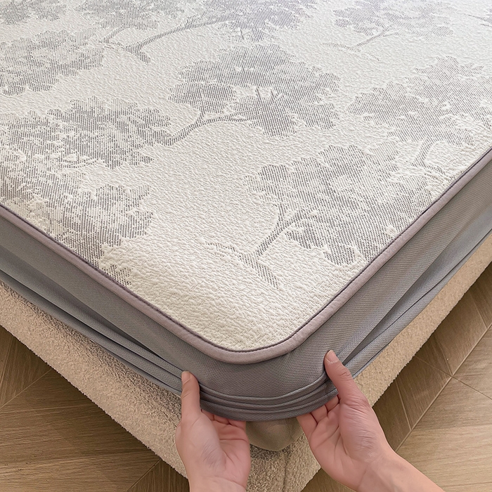 91家纺网 家纺一手货源 找家纺 全季家居 2025新款A类乙纶PE花卉轻奢提花系列凉豆豆席 床笠款-迷雾森林-深棕