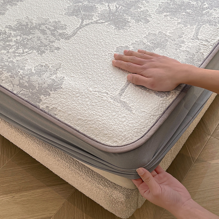 91家纺网 家纺一手货源 找家纺 全季家居 2025新款A类乙纶PE花卉轻奢提花系列凉豆豆席 床笠款-迷雾森林-深棕