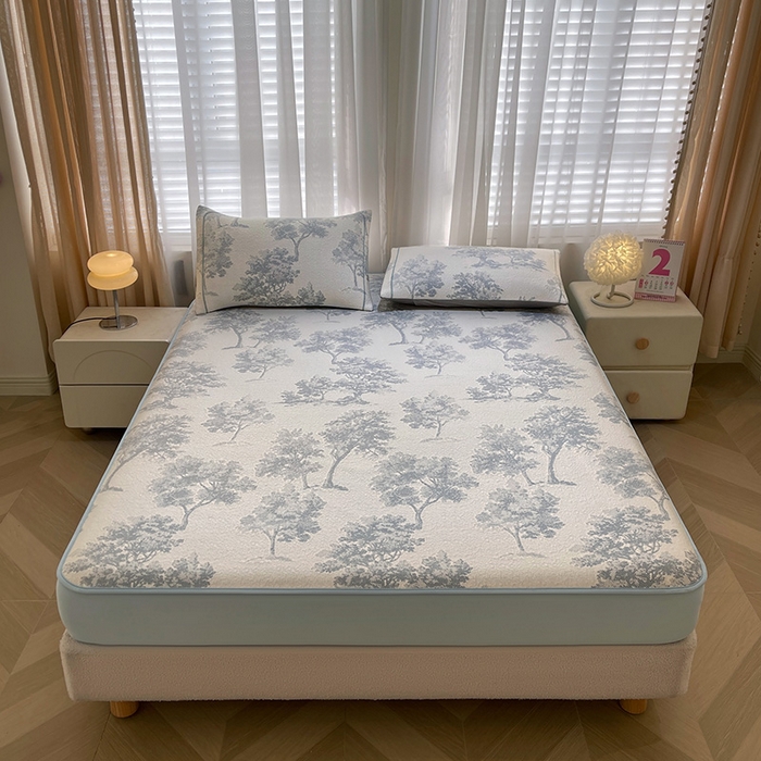 91家纺网 家纺一手货源 找家纺 全季家居 2025新款A类乙纶PE花卉轻奢提花系列凉豆豆席 床笠款-迷雾森林-天蓝