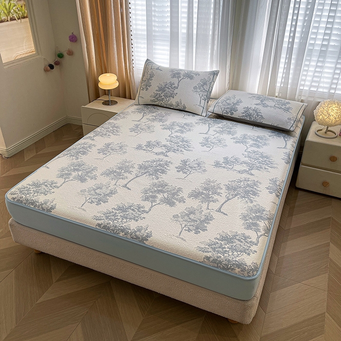 91家纺网 家纺一手货源 找家纺 全季家居 2025新款A类乙纶PE花卉轻奢提花系列凉豆豆席 床笠款-迷雾森林-天蓝