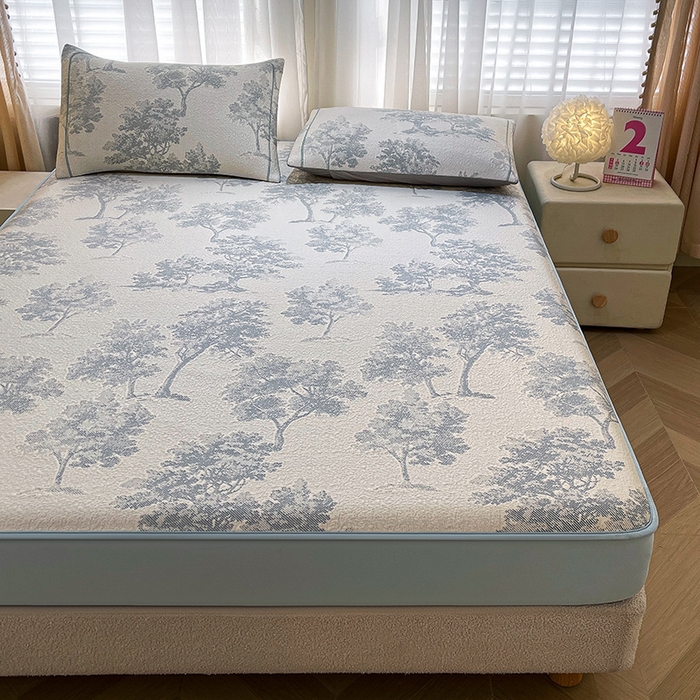 91家纺网 家纺一手货源 找家纺 全季家居 2025新款A类乙纶PE花卉轻奢提花系列凉豆豆席 床笠款-迷雾森林-天蓝