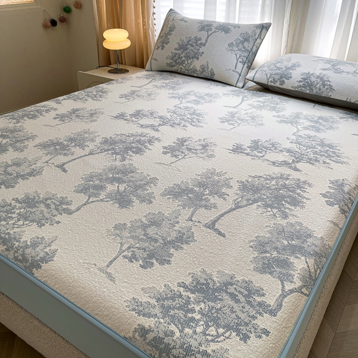 91家纺网 家纺一手货源 找家纺 全季家居 2025新款A类乙纶PE花卉轻奢提花系列凉豆豆席 床笠款-迷雾森林-天蓝