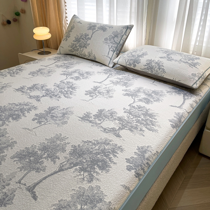 91家纺网 家纺一手货源 找家纺 全季家居 2025新款A类乙纶PE花卉轻奢提花系列凉豆豆席 床笠款-迷雾森林-天蓝