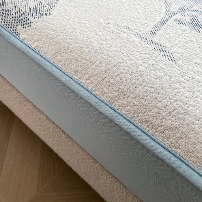 91家纺网 家纺一手货源 找家纺 全季家居 2025新款A类乙纶PE花卉轻奢提花系列凉豆豆席 床笠款-迷雾森林-天蓝