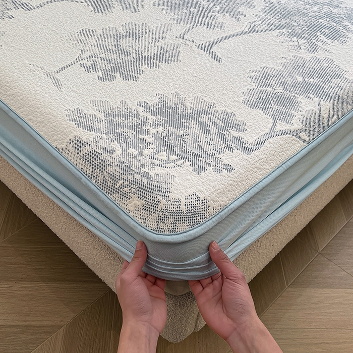 91家纺网 家纺一手货源 找家纺 全季家居 2025新款A类乙纶PE花卉轻奢提花系列凉豆豆席 床笠款-迷雾森林-天蓝