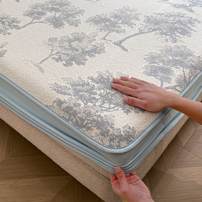 91家纺网 家纺一手货源 找家纺 全季家居 2025新款A类乙纶PE花卉轻奢提花系列凉豆豆席 床笠款-迷雾森林-天蓝