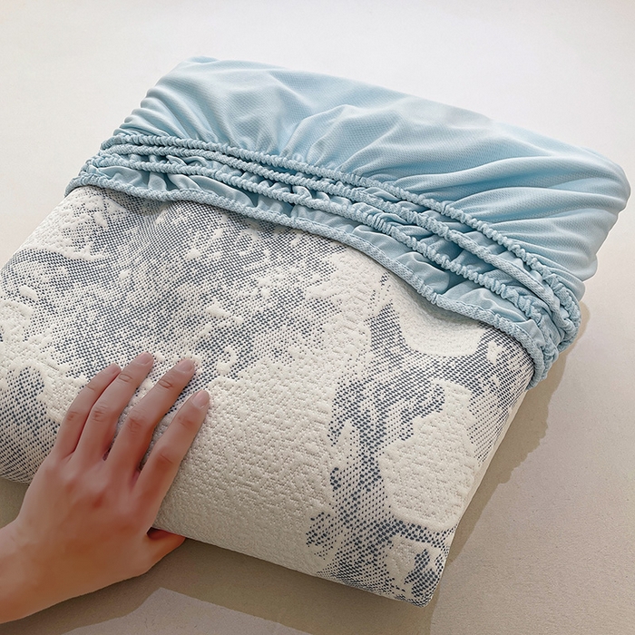 91家纺网 家纺一手货源 找家纺 全季家居 2025新款A类乙纶PE花卉轻奢提花系列凉豆豆席 床笠款-迷雾森林-天蓝