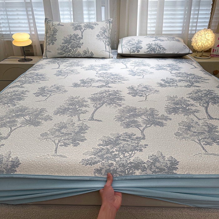 91家纺网 家纺一手货源 找家纺 全季家居 2025新款A类乙纶PE花卉轻奢提花系列凉豆豆席 床笠款-迷雾森林-天蓝