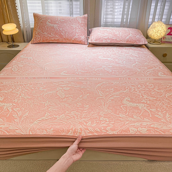 91家纺网 家纺一手货源 找家纺 全季家居 2025新款A类乙纶PE花卉轻奢提花系列凉豆豆席 床笠款-麋鹿花园-淡粉