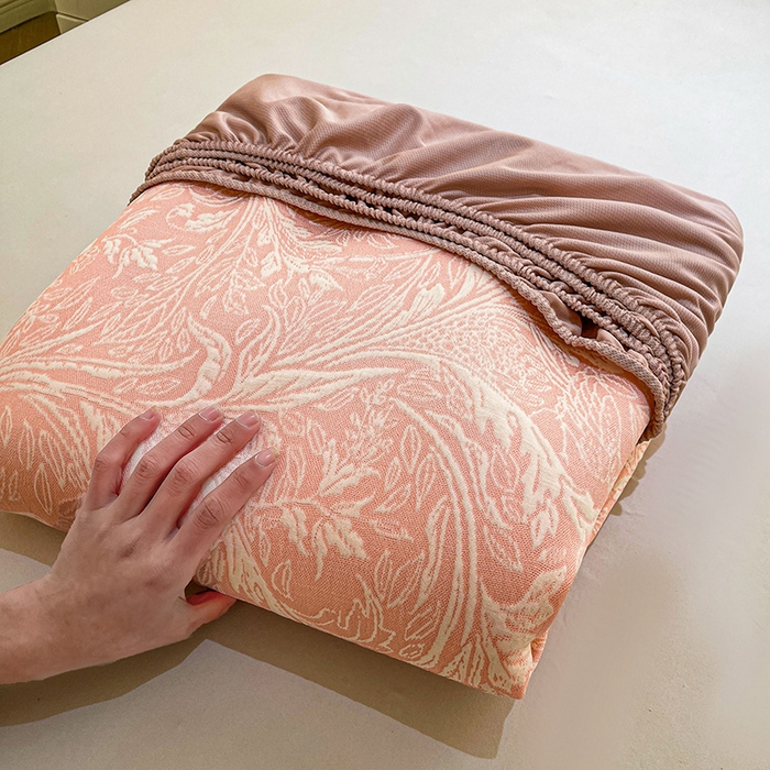 91家纺网 家纺一手货源 找家纺 全季家居 2025新款A类乙纶PE花卉轻奢提花系列凉豆豆席 床笠款-麋鹿花园-淡粉