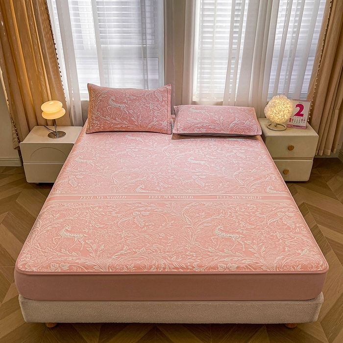 91家纺网 家纺一手货源 找家纺 全季家居 2025新款A类乙纶PE花卉轻奢提花系列凉豆豆席 床笠款-麋鹿花园-淡粉