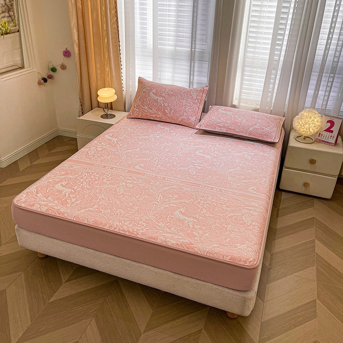 91家纺网 家纺一手货源 找家纺 全季家居 2025新款A类乙纶PE花卉轻奢提花系列凉豆豆席 床笠款-麋鹿花园-淡粉