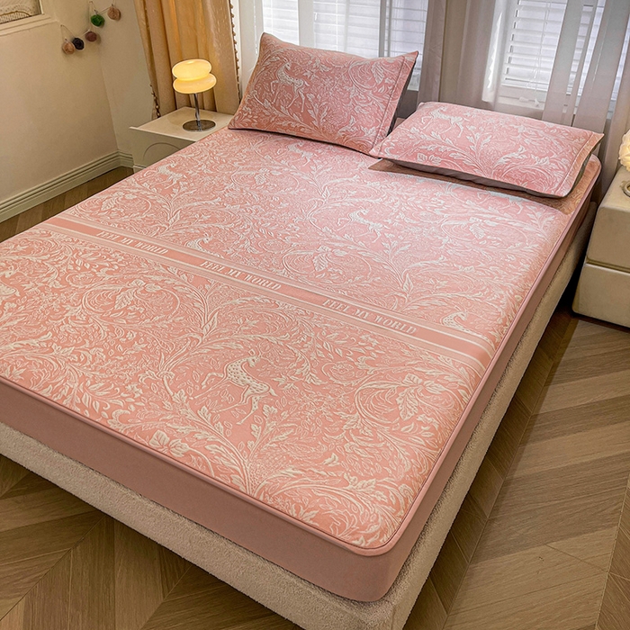 91家纺网 家纺一手货源 找家纺 全季家居 2025新款A类乙纶PE花卉轻奢提花系列凉豆豆席 床笠款-麋鹿花园-淡粉