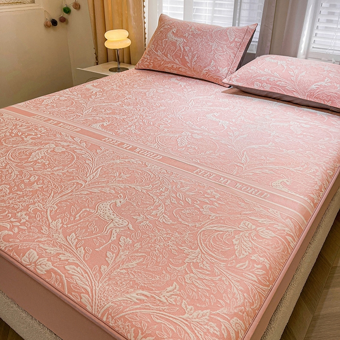 91家纺网 家纺一手货源 找家纺 全季家居 2025新款A类乙纶PE花卉轻奢提花系列凉豆豆席 床笠款-麋鹿花园-淡粉