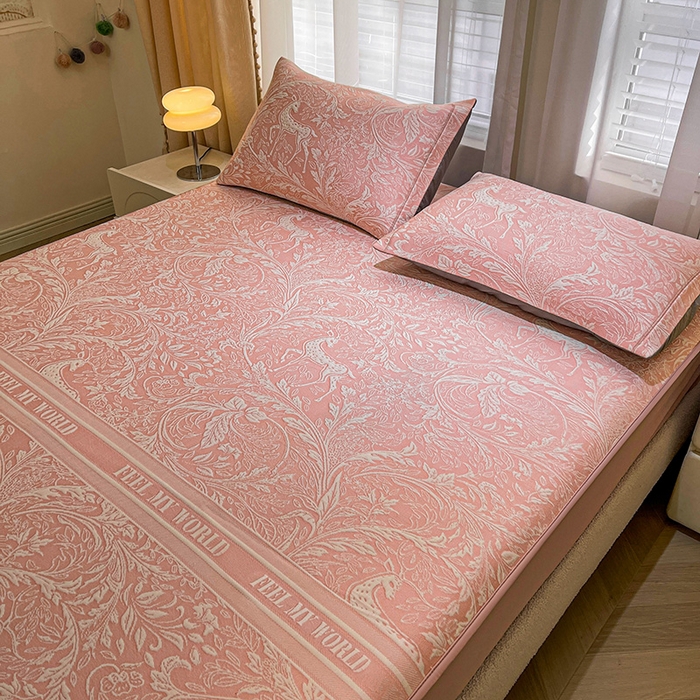 91家纺网 家纺一手货源 找家纺 全季家居 2025新款A类乙纶PE花卉轻奢提花系列凉豆豆席 床笠款-麋鹿花园-淡粉