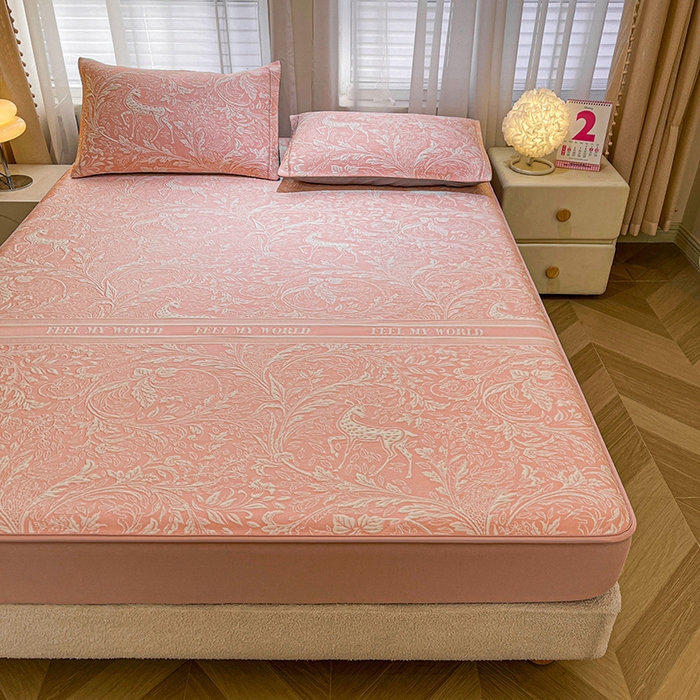 91家纺网 家纺一手货源 找家纺 全季家居 2025新款A类乙纶PE花卉轻奢提花系列凉豆豆席 床笠款-麋鹿花园-淡粉