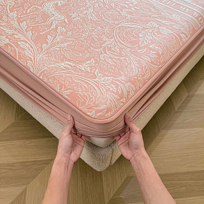 91家纺网 家纺一手货源 找家纺 全季家居 2025新款A类乙纶PE花卉轻奢提花系列凉豆豆席 床笠款-麋鹿花园-淡粉