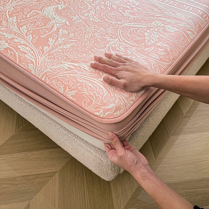 91家纺网 家纺一手货源 找家纺 全季家居 2025新款A类乙纶PE花卉轻奢提花系列凉豆豆席 床笠款-麋鹿花园-淡粉