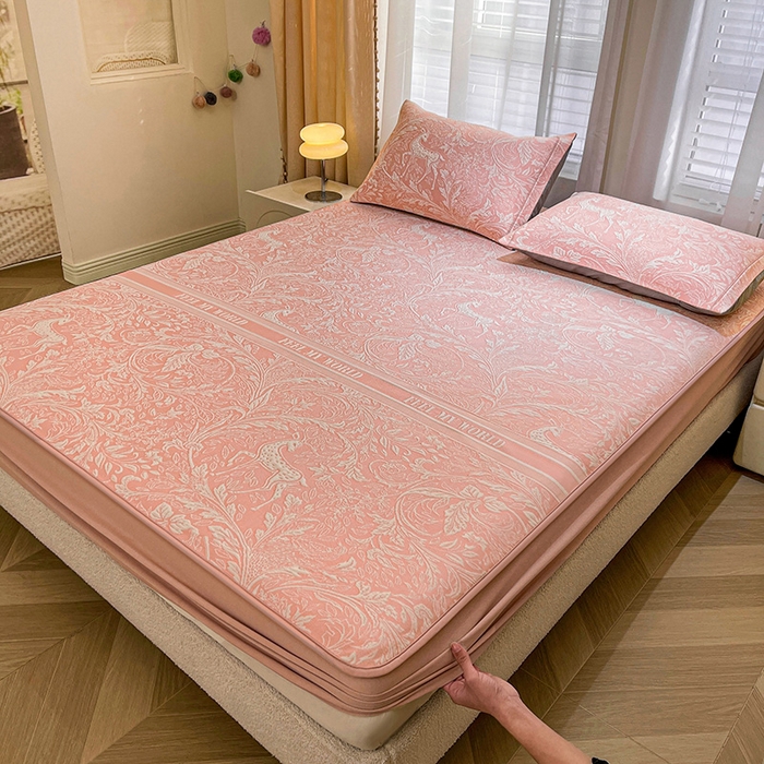 91家纺网 家纺一手货源 找家纺 全季家居 2025新款A类乙纶PE花卉轻奢提花系列凉豆豆席 床笠款-麋鹿花园-淡粉