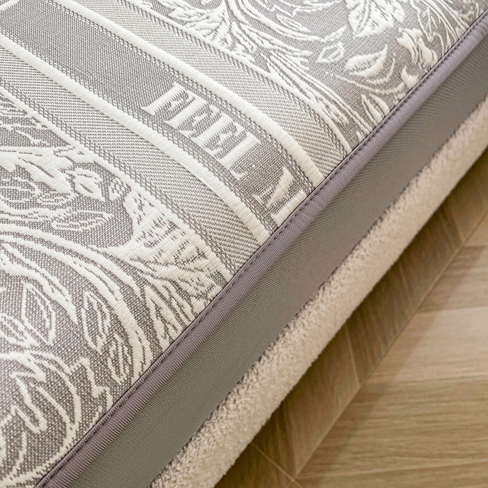 91家纺网 家纺一手货源 找家纺 全季家居 2025新款A类乙纶PE花卉轻奢提花系列凉豆豆席 床笠款-麋鹿花园-浅灰