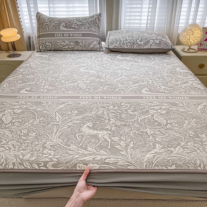 91家纺网 家纺一手货源 找家纺 全季家居 2025新款A类乙纶PE花卉轻奢提花系列凉豆豆席 床笠款-麋鹿花园-浅灰