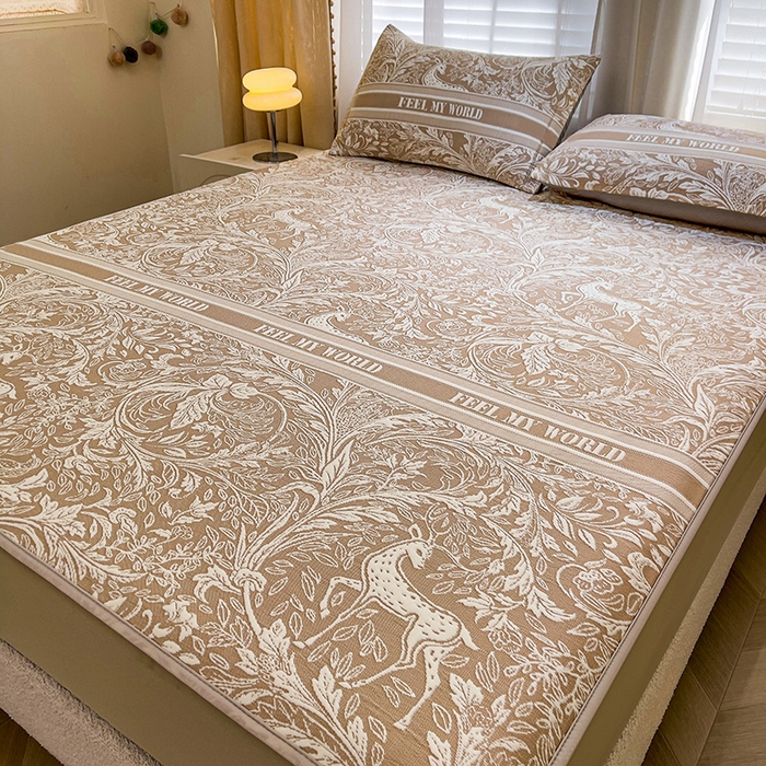 91家纺网 家纺一手货源 找家纺 全季家居 2025新款A类乙纶PE花卉轻奢提花系列凉豆豆席 床笠款-麋鹿花园-浅咖