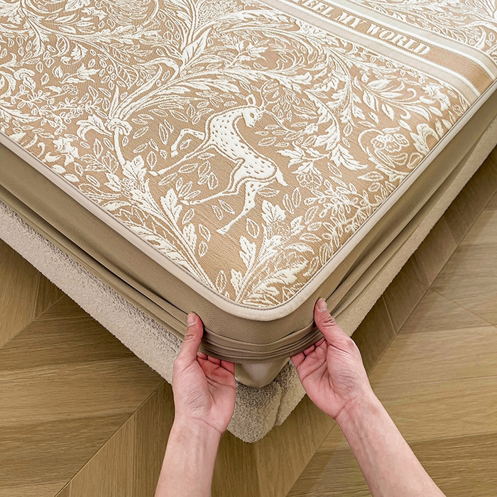 91家纺网 家纺一手货源 找家纺 全季家居 2025新款A类乙纶PE花卉轻奢提花系列凉豆豆席 床笠款-麋鹿花园-浅咖