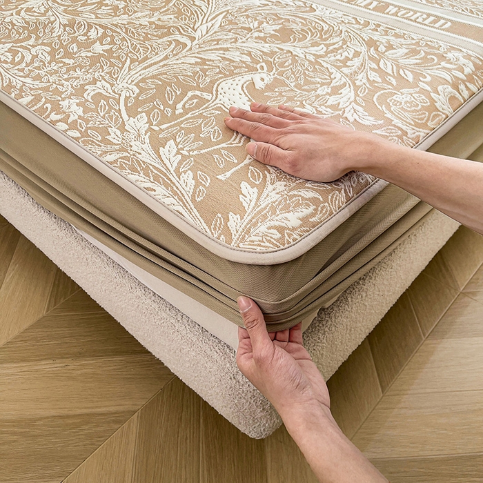 91家纺网 家纺一手货源 找家纺 全季家居 2025新款A类乙纶PE花卉轻奢提花系列凉豆豆席 床笠款-麋鹿花园-浅咖