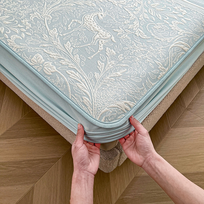 91家纺网 家纺一手货源 找家纺 全季家居 2025新款A类乙纶PE花卉轻奢提花系列凉豆豆席 床笠款-麋鹿花园-天蓝