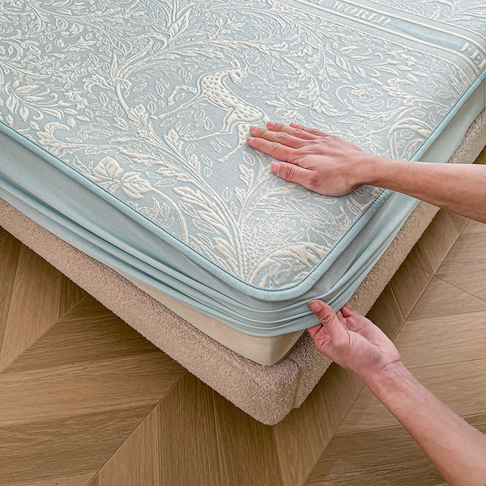 91家纺网 家纺一手货源 找家纺 全季家居 2025新款A类乙纶PE花卉轻奢提花系列凉豆豆席 床笠款-麋鹿花园-天蓝