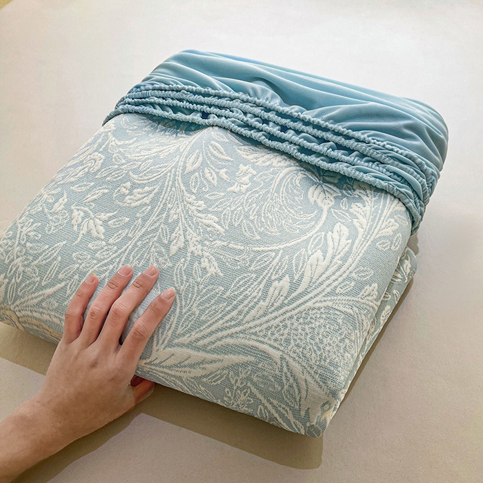 91家纺网 家纺一手货源 找家纺 全季家居 2025新款A类乙纶PE花卉轻奢提花系列凉豆豆席 床笠款-麋鹿花园-天蓝