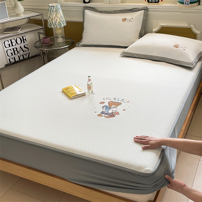 91家纺网 家纺一手货源 找家纺 启程家纺 2025新款凉豆豆复合三明治刺绣款凉席席子-床笠款 熊仔宝贝-白-床笠款