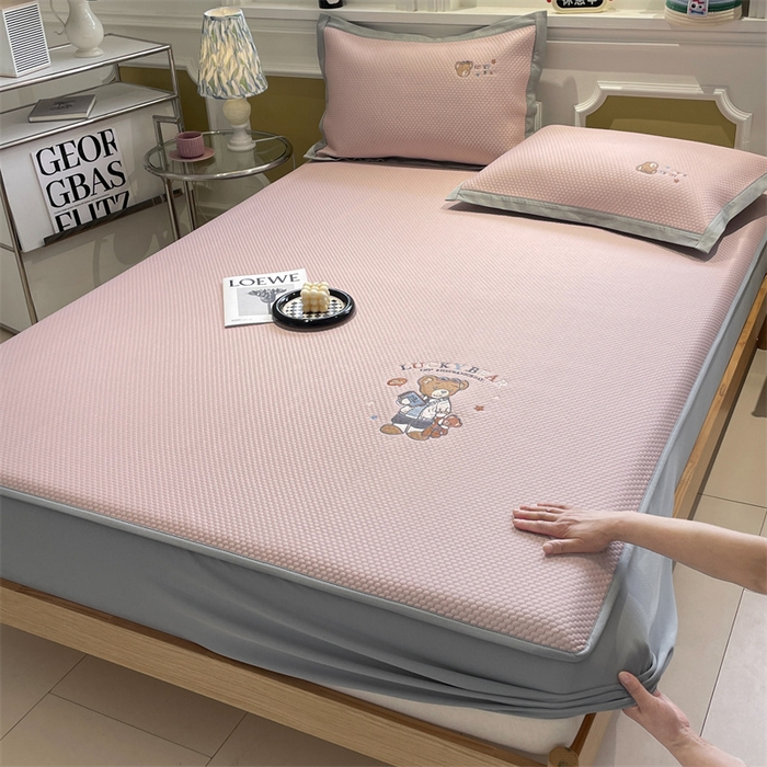 91家纺网 家纺一手货源 找家纺 启程家纺 2025新款凉豆豆复合三明治刺绣款凉席席子-床笠款 熊仔宝贝-粉-床笠款