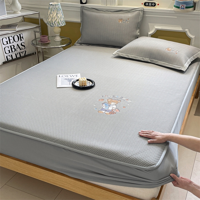 91家纺网 家纺一手货源 找家纺 启程家纺 2025新款凉豆豆复合三明治刺绣款凉席席子-床笠款 熊仔宝贝-灰-床笠款