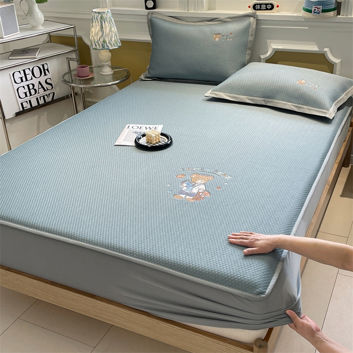 91家纺网 家纺一手货源 找家纺 启程家纺 2025新款凉豆豆复合三明治刺绣款凉席席子-床笠款 熊仔宝贝-蓝-床笠款