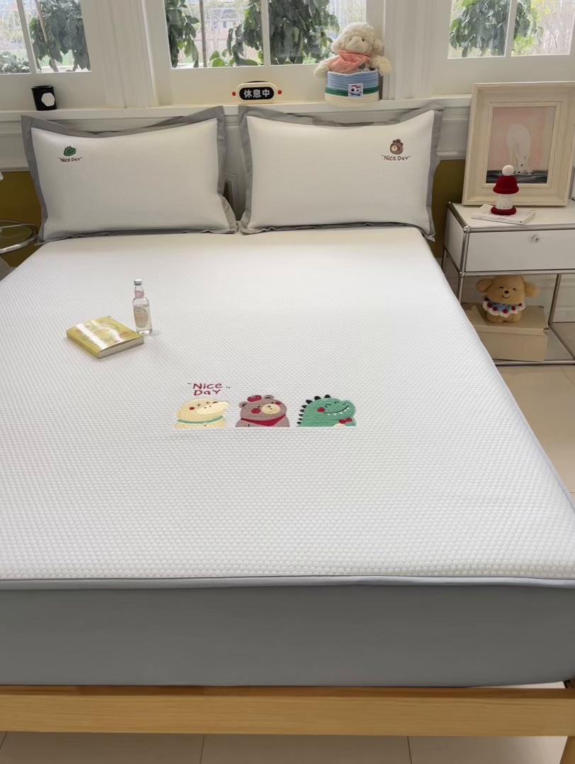 91家纺网 家纺一手货源 找家纺 启程家纺 2025新款凉豆豆复合三明治刺绣款凉席席子-床笠款 好伙伴-白-床笠款