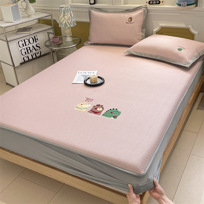 91家纺网 家纺一手货源 找家纺 启程家纺 2025新款凉豆豆复合三明治刺绣款凉席席子-床笠款 好伙伴-粉-床笠款