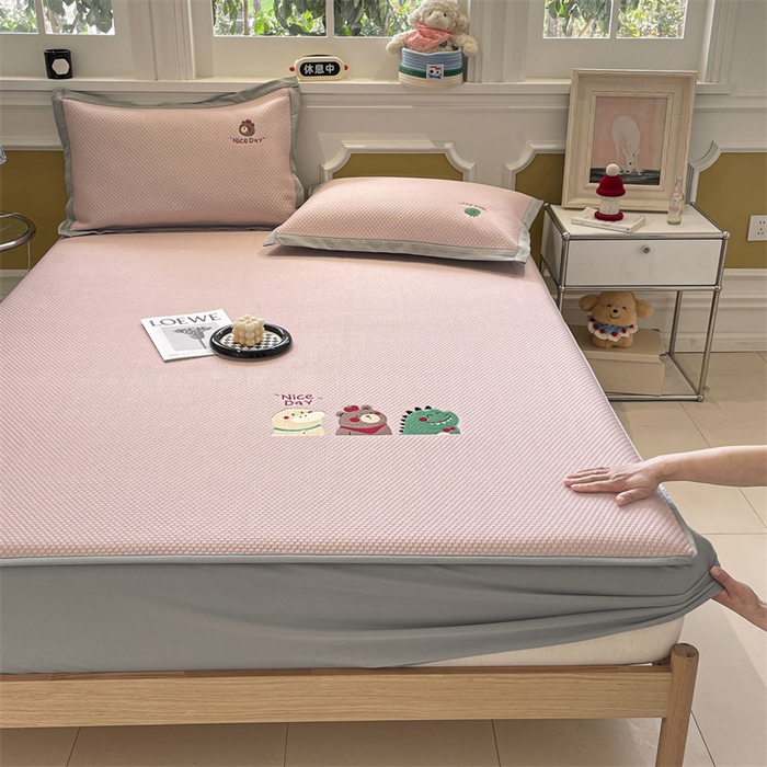 91家纺网 家纺一手货源 找家纺 启程家纺 2025新款凉豆豆复合三明治刺绣款凉席席子-床笠款 好伙伴-粉-床笠款