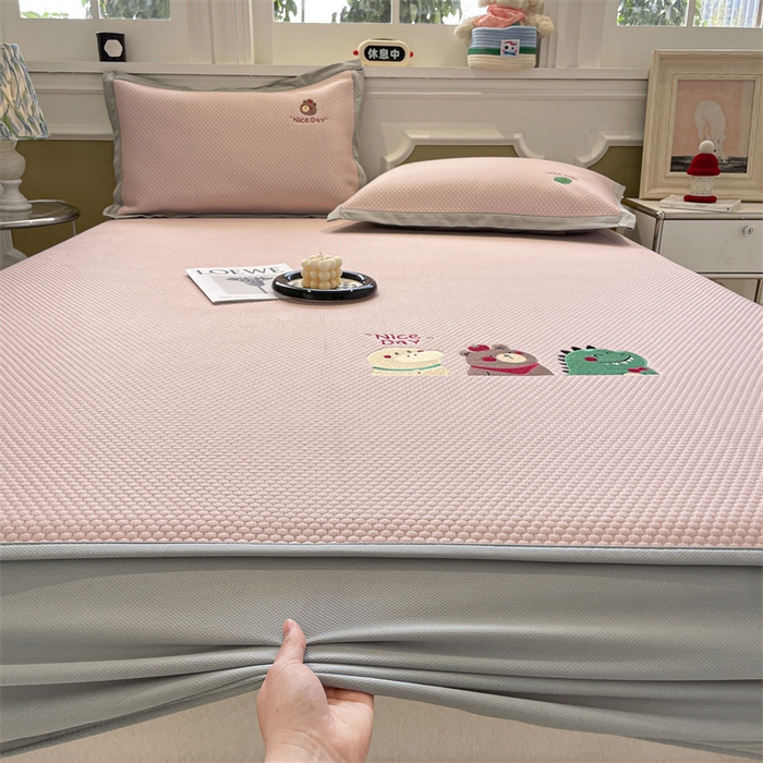 91家纺网 家纺一手货源 找家纺 启程家纺 2025新款凉豆豆复合三明治刺绣款凉席席子-床笠款 好伙伴-粉-床笠款