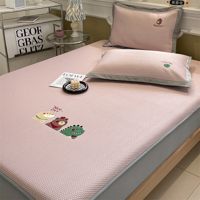 91家纺网 家纺一手货源 找家纺 启程家纺 2025新款凉豆豆复合三明治刺绣款凉席席子-床笠款 好伙伴-粉-床笠款