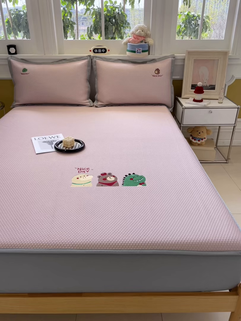 91家纺网 家纺一手货源 找家纺 启程家纺 2025新款凉豆豆复合三明治刺绣款凉席席子-床笠款 好伙伴-粉-床笠款