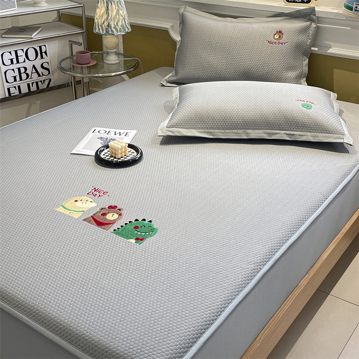 91家纺网 家纺一手货源 找家纺 启程家纺 2025新款凉豆豆复合三明治刺绣款凉席席子-床笠款 好伙伴-灰-床笠款