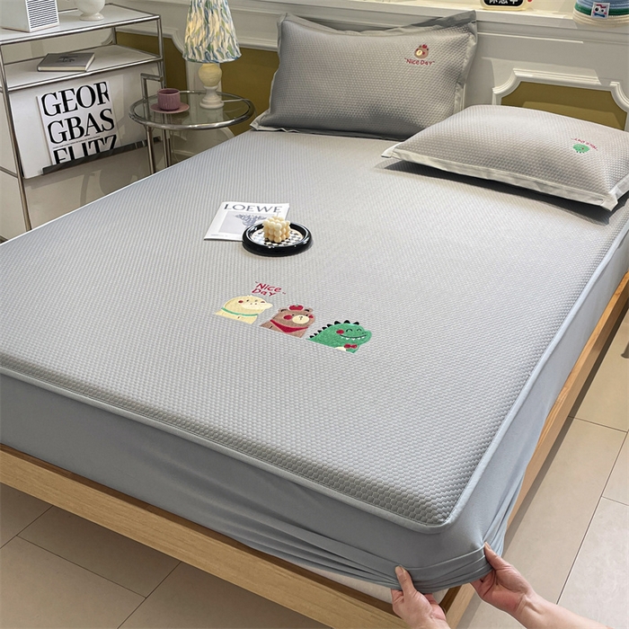 91家纺网 家纺一手货源 找家纺 启程家纺 2025新款凉豆豆复合三明治刺绣款凉席席子-床笠款 好伙伴-灰-床笠款