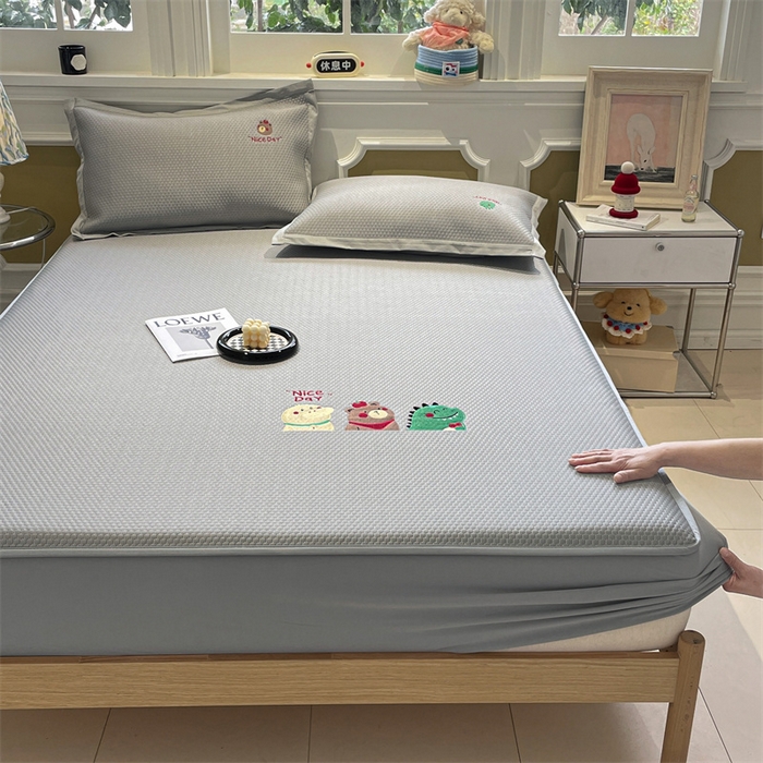 91家纺网 家纺一手货源 找家纺 启程家纺 2025新款凉豆豆复合三明治刺绣款凉席席子-床笠款 好伙伴-灰-床笠款