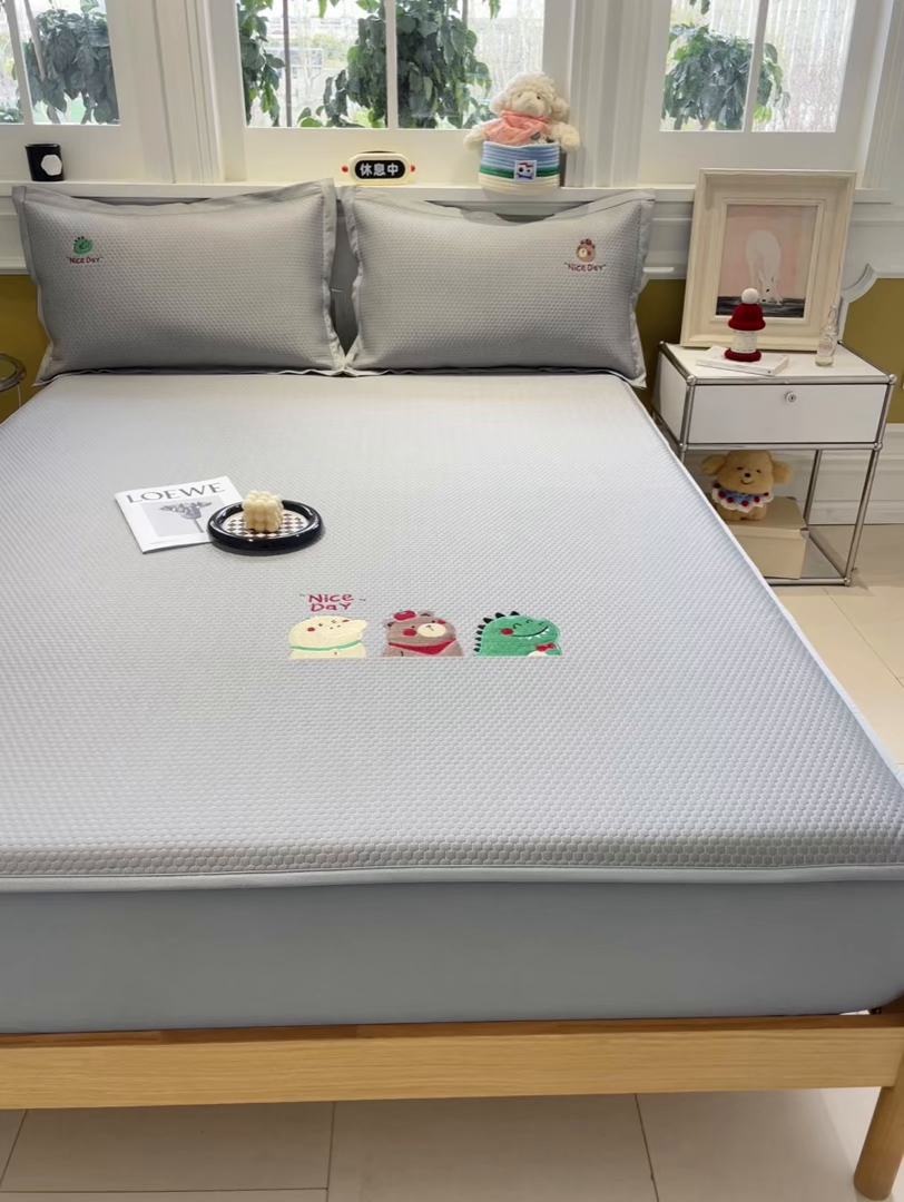 91家纺网 家纺一手货源 找家纺 启程家纺 2025新款凉豆豆复合三明治刺绣款凉席席子-床笠款 好伙伴-灰-床笠款