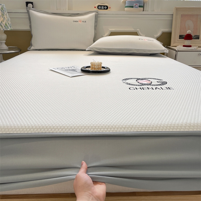 91家纺网 家纺一手货源 找家纺 启程家纺 2025新款凉豆豆复合三明治刺绣款凉席席子-床笠款 小香风-白-床笠款