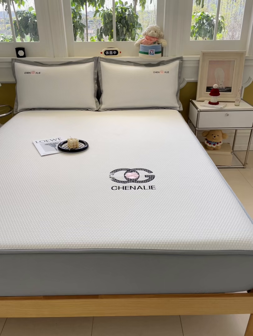 91家纺网 家纺一手货源 找家纺 启程家纺 2025新款凉豆豆复合三明治刺绣款凉席席子-床笠款 小香风-白-床笠款