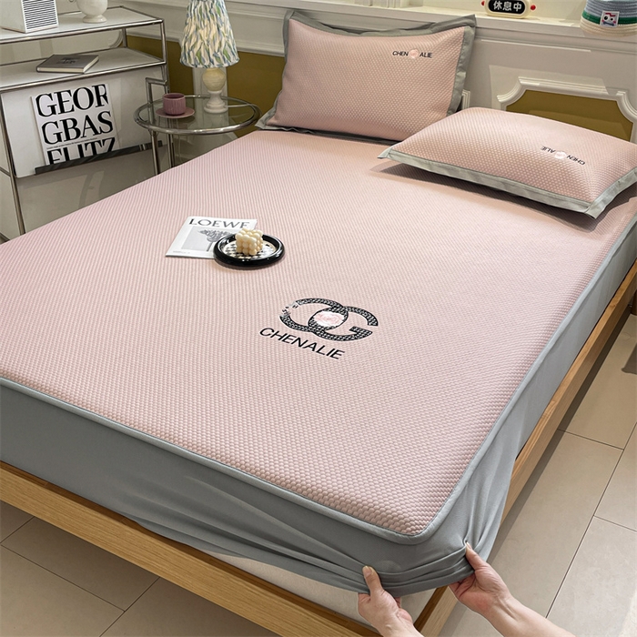 91家纺网 家纺一手货源 找家纺 启程家纺 2025新款凉豆豆复合三明治刺绣款凉席席子-床笠款 小香风-粉-床笠款