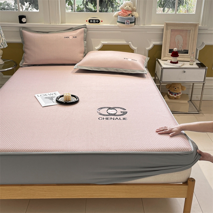 91家纺网 家纺一手货源 找家纺 启程家纺 2025新款凉豆豆复合三明治刺绣款凉席席子-床笠款 小香风-粉-床笠款